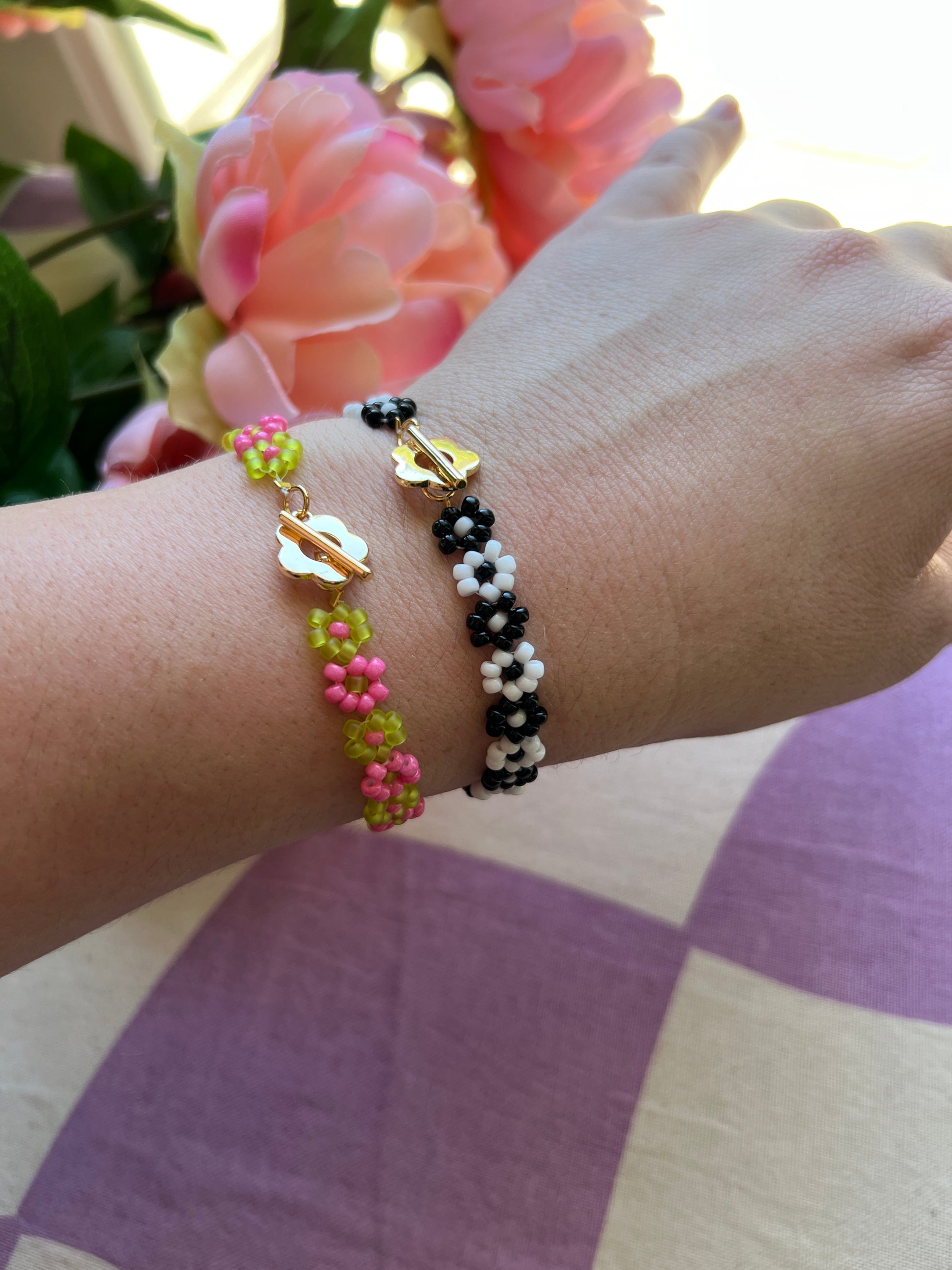 Beaded bracelet clasps